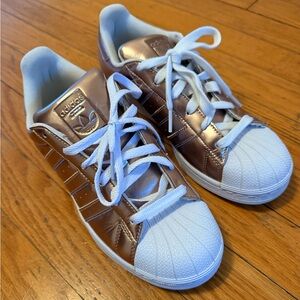 Adidas Superstars • SNEAKERS
Women • Size US 7.5 • Like new
